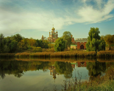 Вид с озера на монастырь