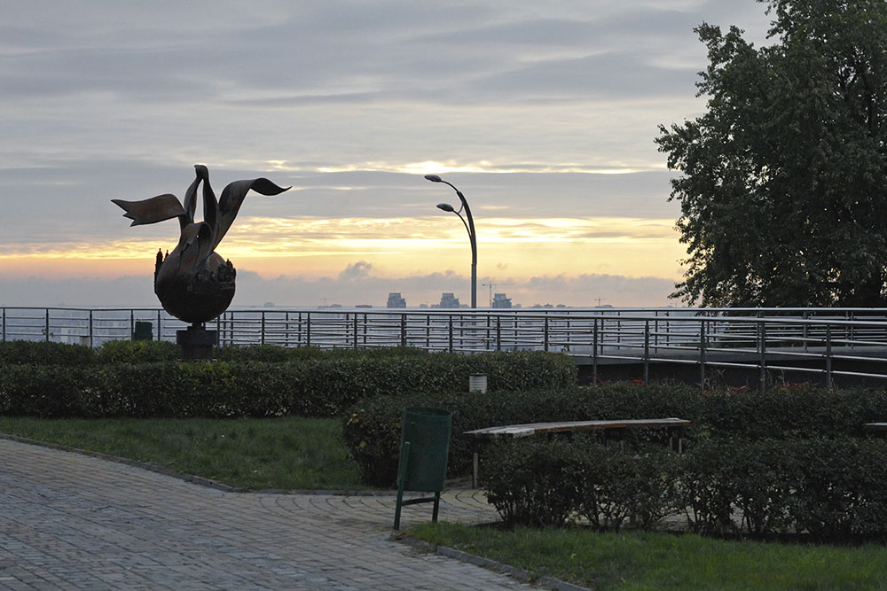 Смотровая площадка с памятником - вид на левый берег Киева
