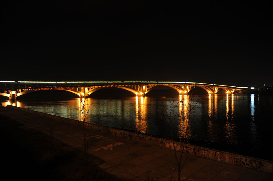 Мост метро ночью, вид с правого берега