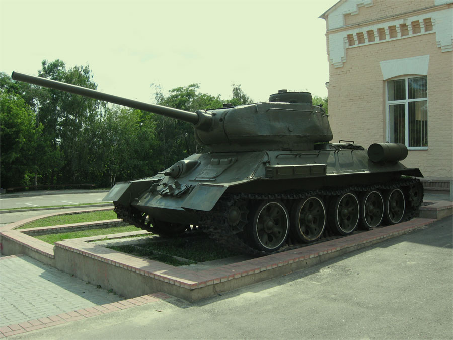 Танк Т-34 у входа в музей