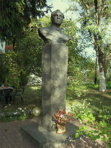 Памятник поэту возле дома
