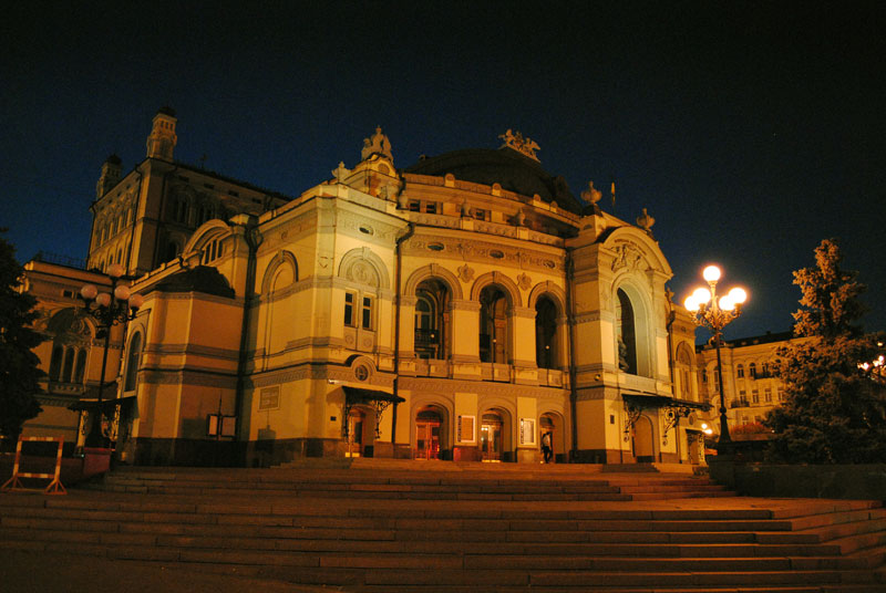 Здание оперы вечером