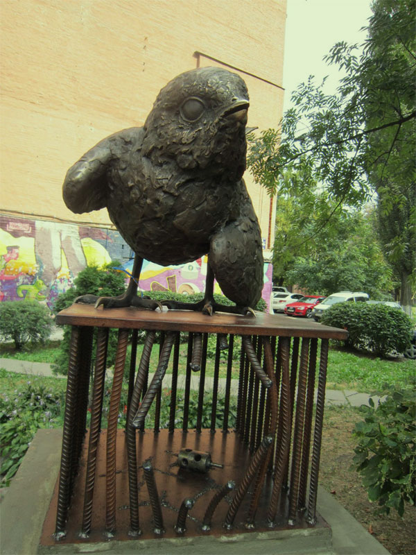Памятник воробью