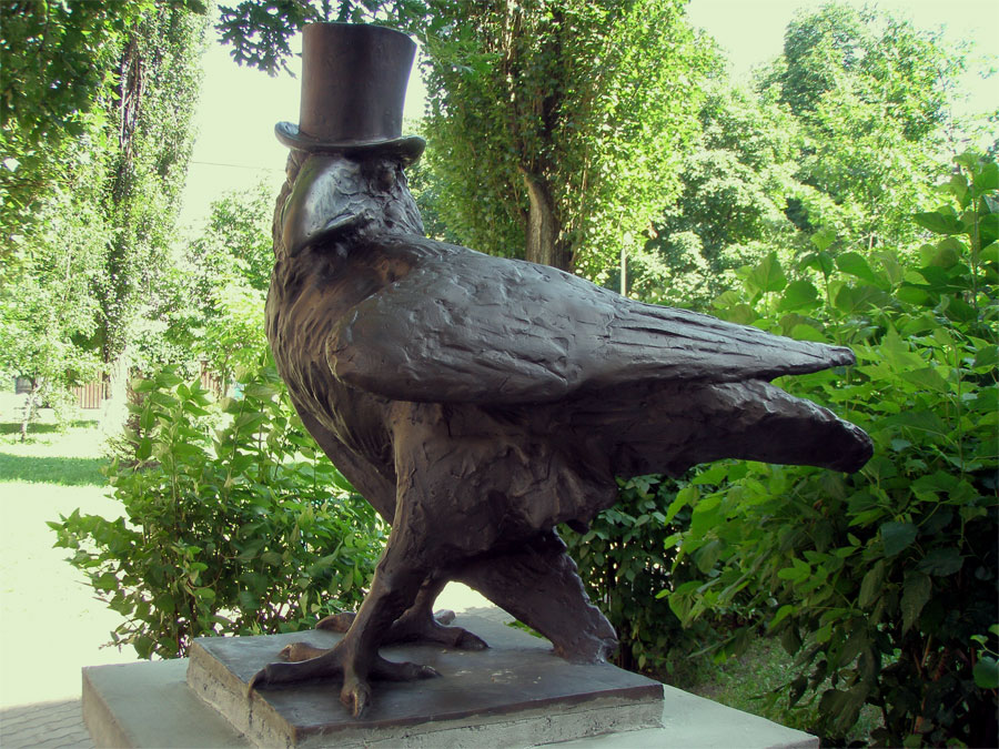 Памятник ворону