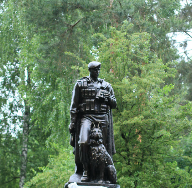 Памятник пограничнику