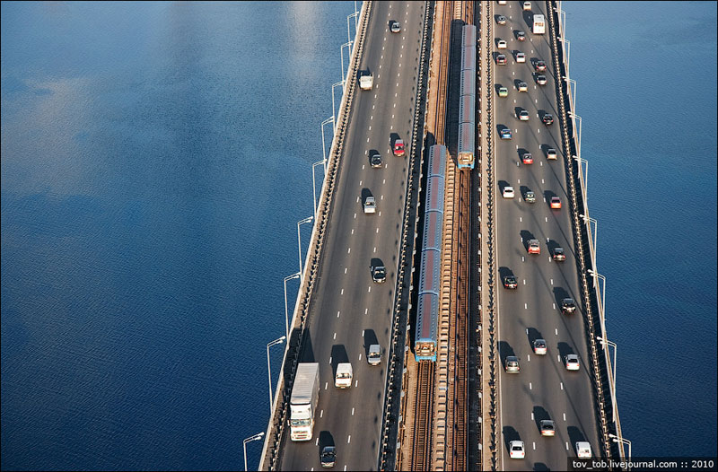 Движение транспорта на мосту