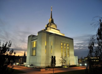 Храм мормонов вечером