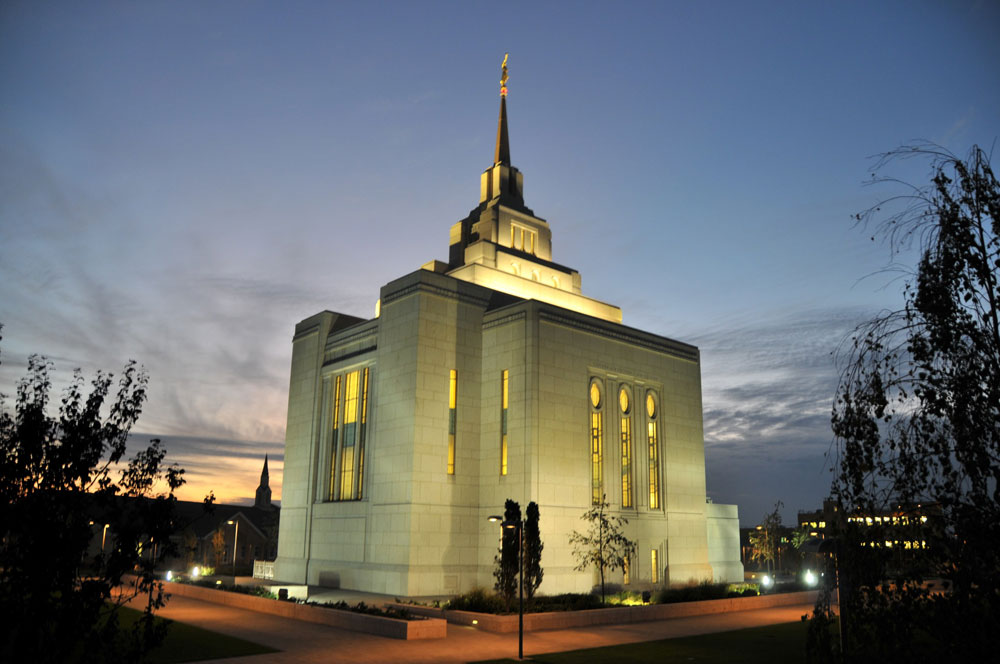 Храм мормонов вечером
